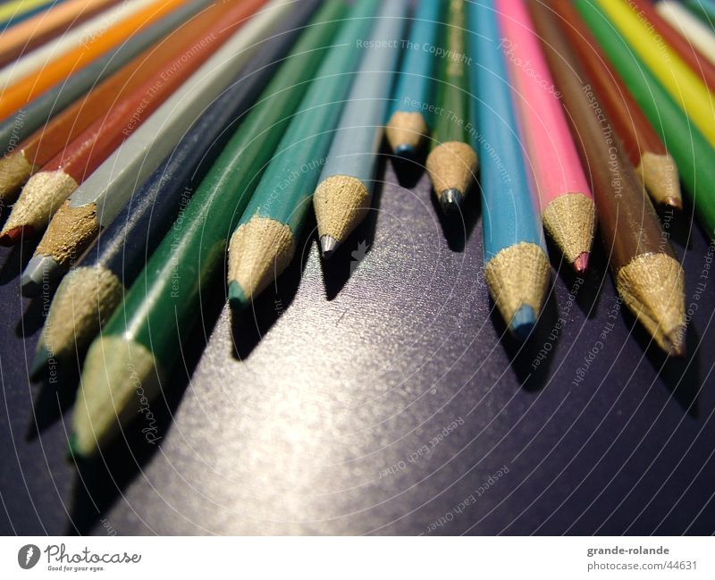 Buntstifte -2 Farbstift mehrfarbig Schreibstift Farbmittel Holz Farbe streichen zeichnen Künstler Schreibtisch