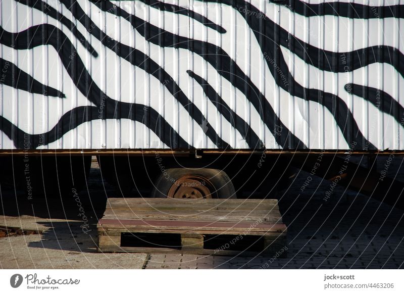 Bauwagen mit Zebrastreifen Reifen Strukturen & Formen Detailaufnahme abstrakt Muster Holzplatte Streifen Gestaltung Stil Straßenkunst Dekoration & Verzierung