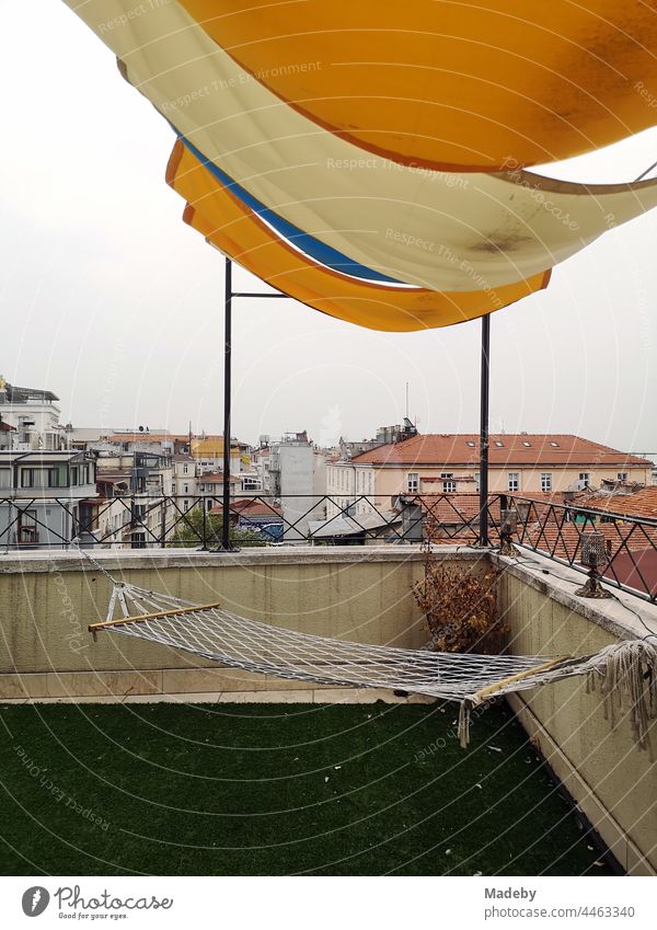 Hängematte mit Sonnensegel auf der Dachterrasse eines Hotel in der Altstadt von Taksim im Sommer an der Istiklal Caddesi im Stadtteil Beyoglu in Istanbul am Bosporus in der Türkei