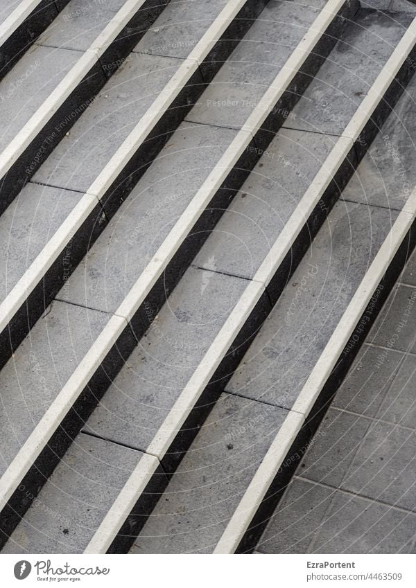 Treppe stufe grau Linien Architektur aufwärts Stufen abwärts Treppenabsatz abstieg aufstieg Platten schwarz weiß