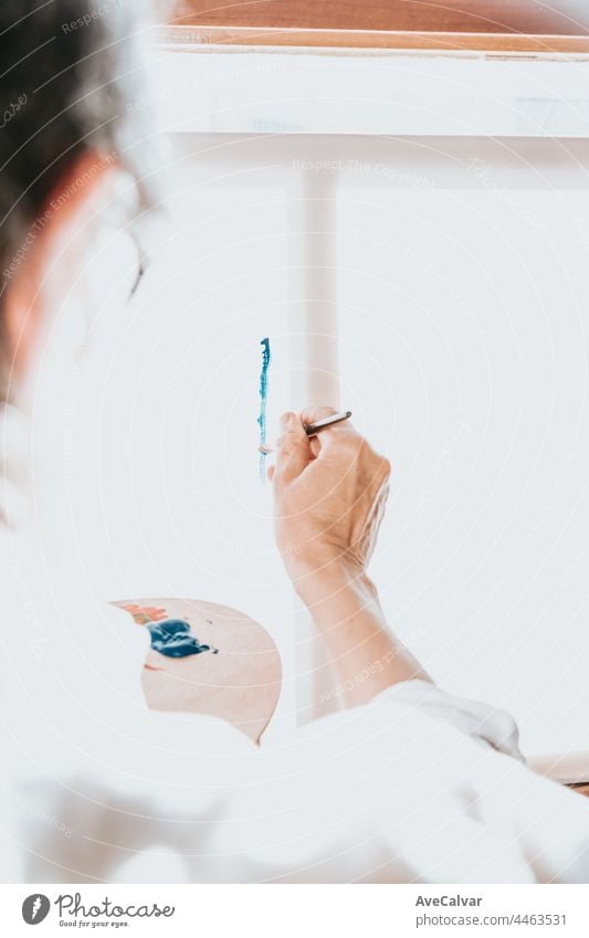 Nahaufnahme von Pinsel Malerei in blauer Farbe in einer Leinwand. Buntes Bild aus einem Künstleratelier oder einer Schule mit kreativer Ausbildung Person Frau