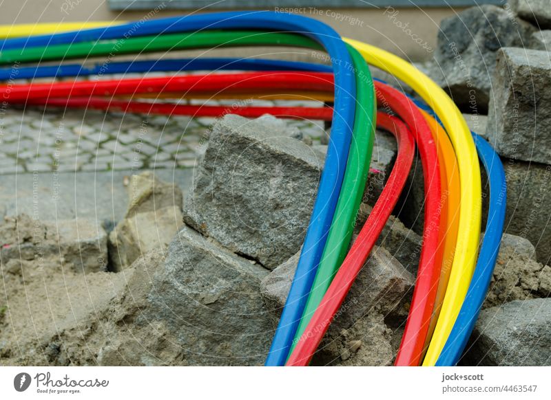 konstruktiv | neue bunte Kabel braucht das Land Infrastruktur Technik & Technologie Baustelle Kopfsteinpflaster Bauarbeiten Leitung Bürgersteig regenbogenfarben