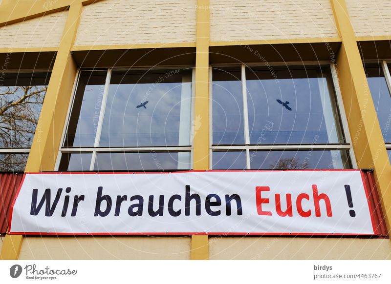 Wir brauchen euch ! Hilfeersuchen auf einem Transparent an einem Haus. Solidarität Bekundung Gesellschaft Zusammenhalt Menschlichkeit Schriftzeichen Banner