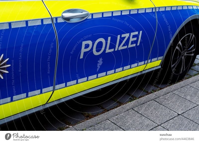 polizei Polizei Polizeiauto Auto blau gelb Reifen Autotür Gehweg urban PKW Fahrzeug Hilfe Gefahr Verkehrsmittel Sicherheit Straßenverkehr Kriminalität