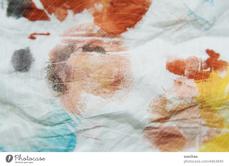 farbreste auf einem papiertaschentuch Farbe Reste Abfallprodukt Papiertaschentuch zerknittert abstrakt verschmiert Strukturen & Formen Wasserfarbe benutzt