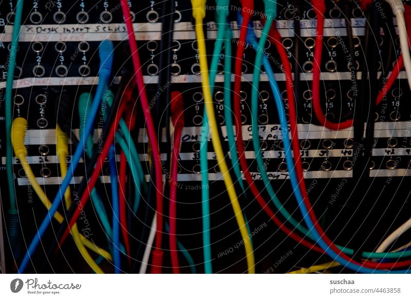 viele bunte kabel Kabel lang Stecker Ausgang Eingang elektronisch Verstärkung Musikstudio Aufnahme Klang Technik & Technologie Anschluss verbinden Server