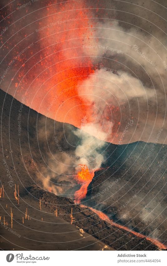 Vulkanausbruch auf La Palma Kanarische Inseln 2021 Lava Natur gefährlich Explosion Feuer Rauch Magma Krater geschmolzen Umwelt Erde Flamme ausbrechend Caldera