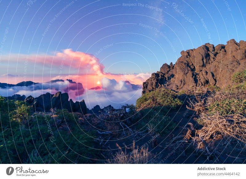 Berggipfel inmitten von Wolken und Vulkan im Hintergrund Milchstrasse hoch Cloud Gipfel Natur im Freien Himmel reisen Landschaft Abenteuer Astronomie Erkundung