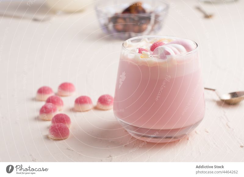 Ein Glas heiße weiße Schokolade Götterspeise Bonbon süß trinken Marshmallow Dessert lecker Lebensmittel Konditorei Zucker geschmackvoll rosa Farbe Geschmack