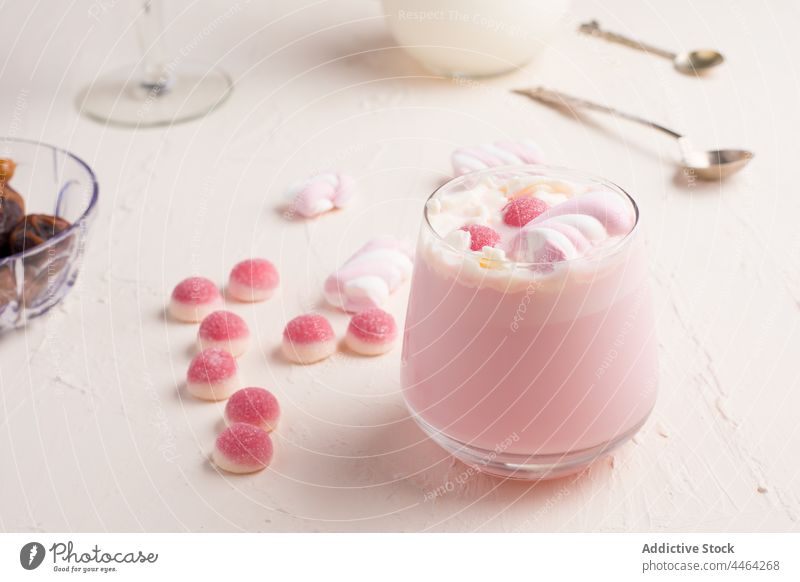 Ein Glas heiße weiße Schokolade Götterspeise Bonbon süß trinken Marshmallow Dessert lecker Lebensmittel Konditorei Zucker geschmackvoll rosa Farbe Geschmack