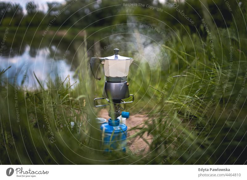 Kaffeekochen mit Campinggas in der Natur Essen zubereiten Picknick Herstellung Abenteuer Morgenkaffee Campingkocher Frühstück Gas Fluss Kaffee kochen