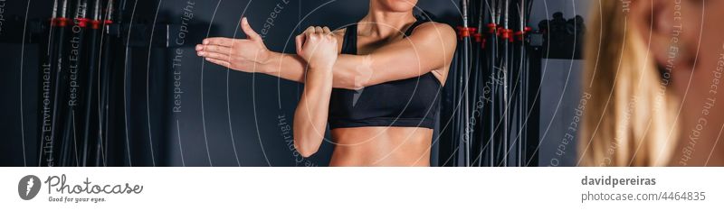 Frau streckt ihre Arme im Fitnesskurs panoramisch unkenntlich Sportlerin strecken Waffen Fitnessstudio Textfreiraum Klasse Übung Körper Gesundheit