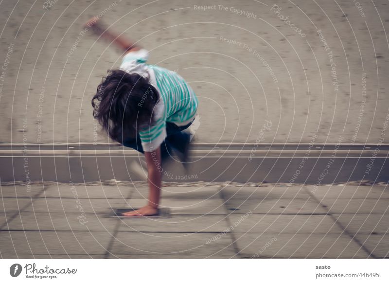 backyard breakdancer Freude Tanzen Junge Kindheit Leben 1 Mensch 3-8 Jahre Bewegung drehen springen sportlich authentisch Stadt Begeisterung Akrobatik Aktion