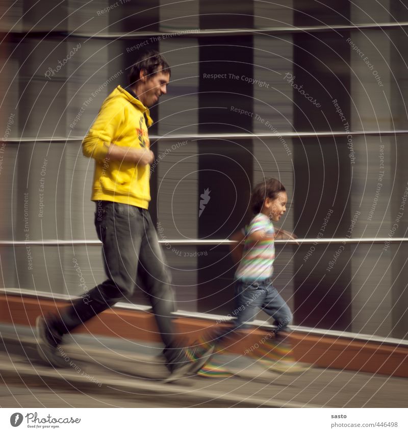 schief gelaufen Freude sportlich Mensch Kind Vater Erwachsene Kindheit Leben 2 3-8 Jahre 30-45 Jahre toben Fröhlichkeit Geschwindigkeit Aktion