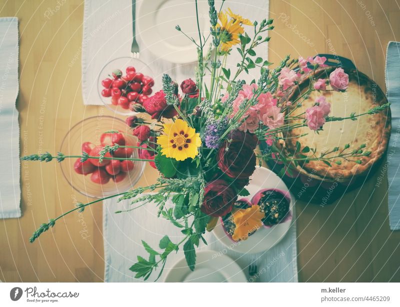 Blumenstrauß auf einer Kaffeetafel mit Käsekuchen Kaffeetisch Geschirr Innenaufnahme bunt von oben Tischdekoration Tischschmuck Dekoration und Verzierung