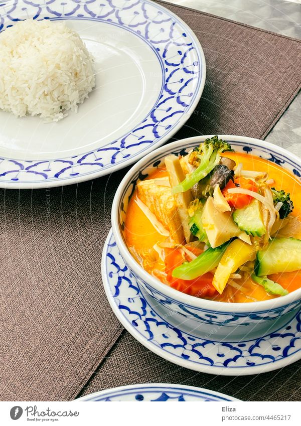 Thailändisches Gemüsecurry mit Reis Curry thailändische küche Asiatische Küche vegan Gelbes Curry gelb Tofu Essen Vegetarische Ernährung Restaurant Tisch