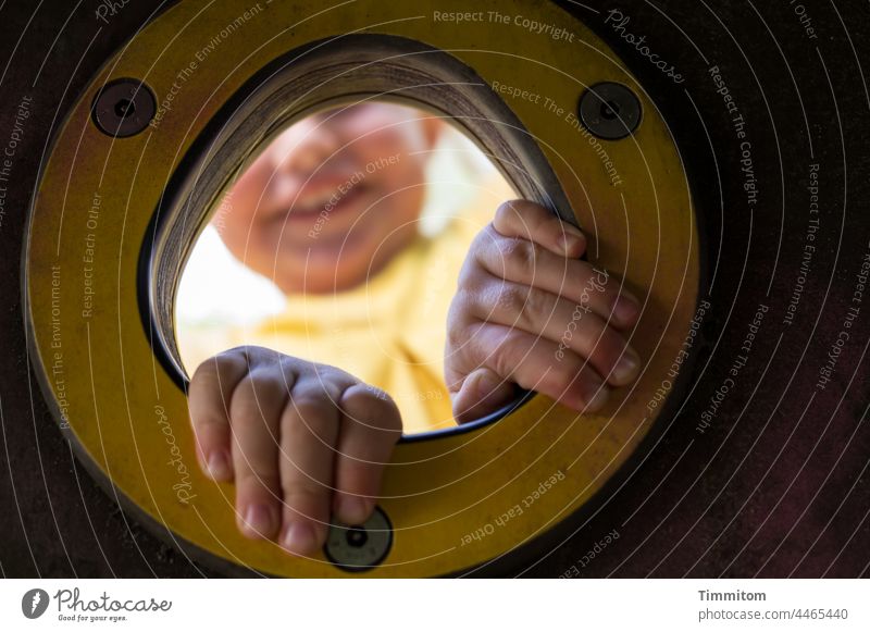 Mit Opa-Augen gesehen: Die Welt entdecken! Kindheit Kleinkind Mädchen Spaß Freude Glück Spielplatz Hände Öffnung Kopf fühlen erkunden Fröhlichkeit Außenaufnahme