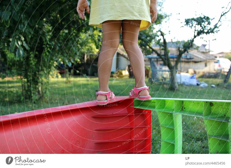 Mädchen steht und macht sich bereit zum Sprung lustig Freizeit Natur Beine Fuß leicht beweglich Sommer mehrfarbig grün Ferien & Urlaub & Reisen Spielen Kind