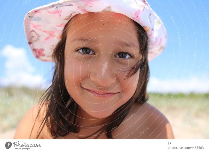 Mädchen, das einen Hut trägt und in die Kamera lächelt heiter Zuneigung Aktivitäten Familie im Freien Fokus einladen offen Unterstützung Start Beginn neu