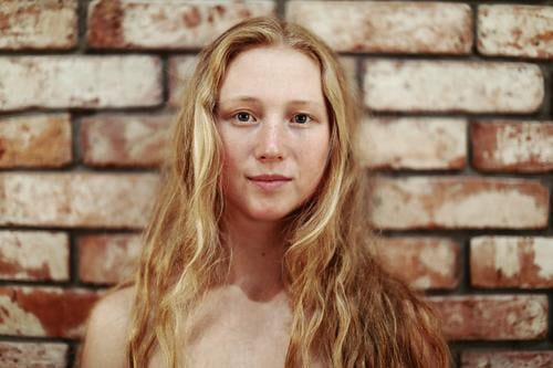 Nahaufnahme einer jungen Frau mit Sommersprossen und rot-blonden Haaren Porträt Nähe Ausstrahlung Ruhe kraftvoll hübsch Jugendliche Erwachsene rothaarig