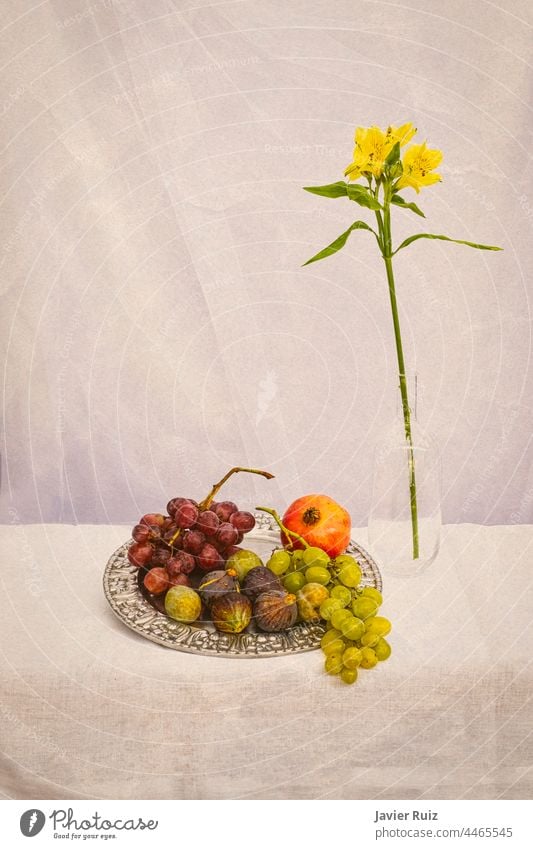 Blumen- und Früchtestillleben auf erdfarbenem Hintergrund, mit Trauben, Feigen, einem Granatapfel auf einem Silberteller und einer gelben Blume in einem Glasgefäß