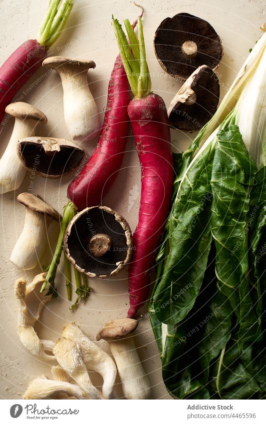 Flat Lay mit weniger gängigen veganen Zutaten Gemüse Lebensmittel Pilz organisch Gesundheit Diät abgestimmt Lebensmittelgeschäft flach Vegetarier verschiedene