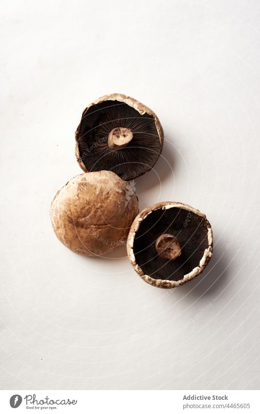 Portobello-Pilz-Flachbett Gesundheit natürlich braun Champignon frisch pilzartig roh Shiitake Lebensmittel Essen zubereiten Top Auster organisch Kochen Wald
