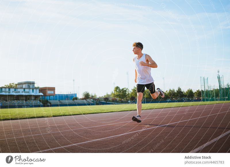 Läufer joggt beim Training auf der Bahn im Stadion joggen Sport Aktivität Herz Bewegung Leichtathletik Mann Athlet Aufwärmen üben schnell Stadt Sportler Übung