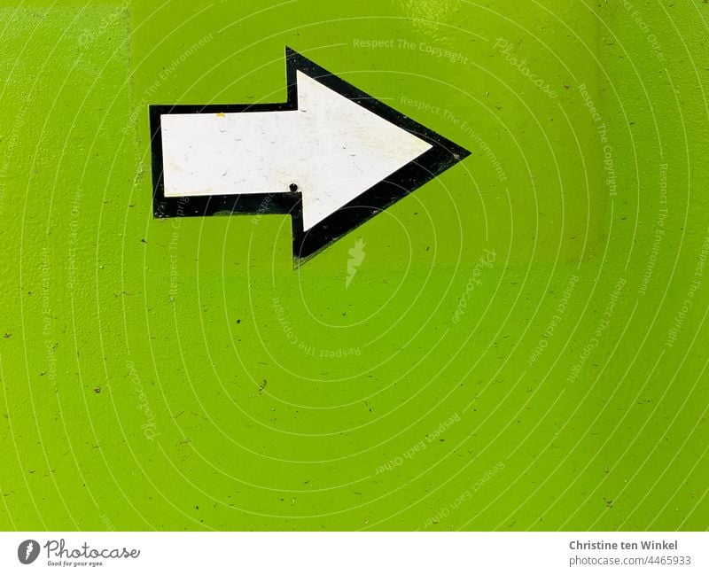 Grün mit weißem Pfeil Schilder & Markierungen Richtung Zeichen Orientierung Wegweiser abbiegen rechts Empfehlung grün Textfreiraum Hinweis da lang