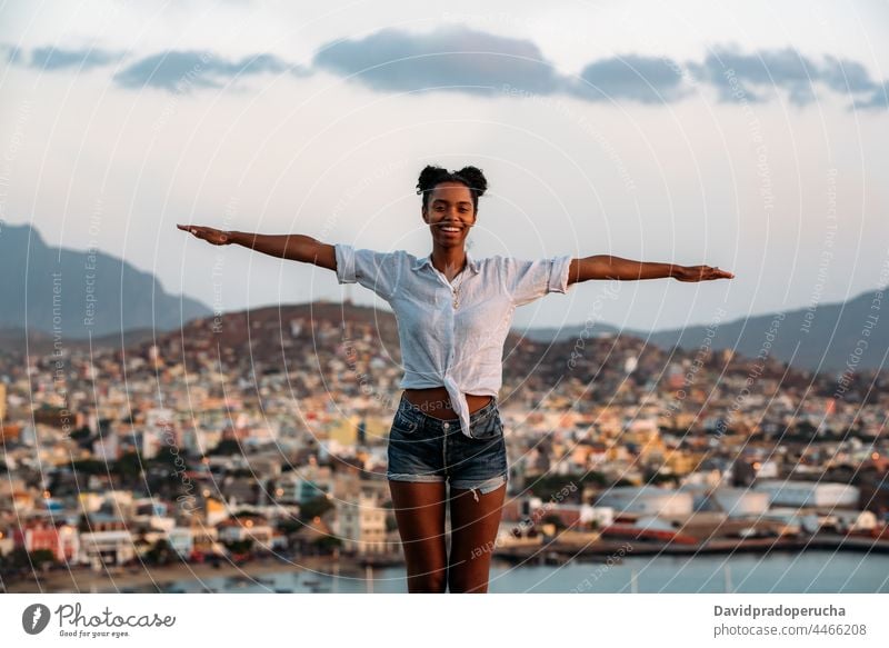 Frau mit Blick auf eine schöne Stadtlandschaft zuschauend Glück Kap Verde monte cara São Vicente genießend unkenntlich schwarz Urlaub Afrikanisch Küste Insel