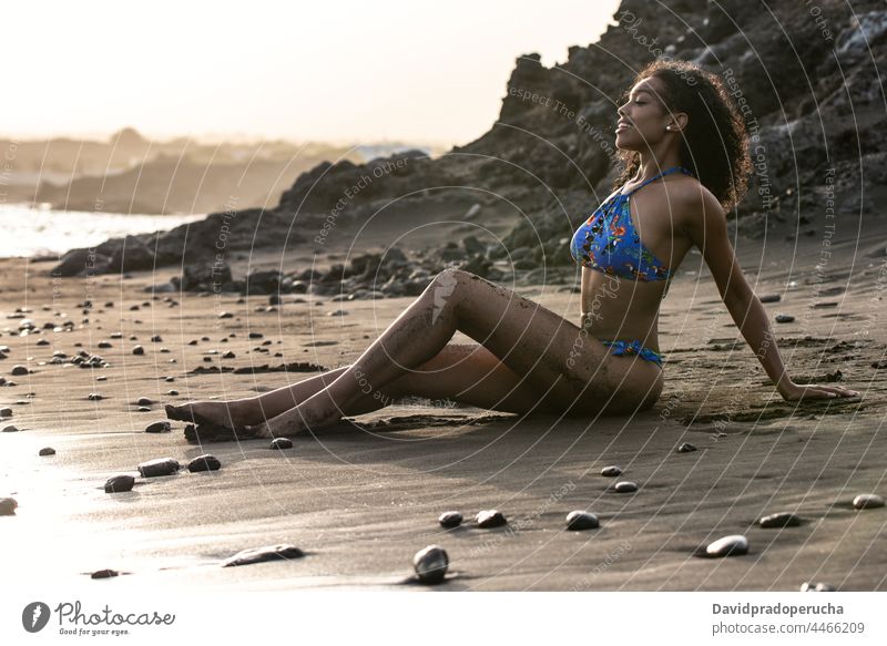 Frau im Bikini an einem vulkanischen Strand ethnisch Insel Seeküste schön passen Santo Antão Lächeln Afrikanisch Kap Verde Feiertag horizontal Glück schwarz