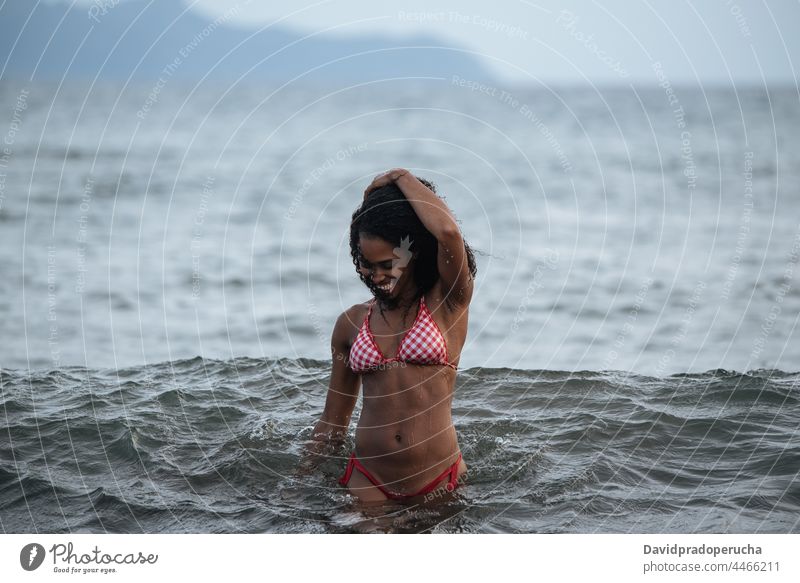Frau im Bikini an einem vulkanischen Strand ethnisch Insel Seeküste schön passen Santo Antão Lächeln Afrikanisch Kap Verde Feiertag horizontal Glück schwarz