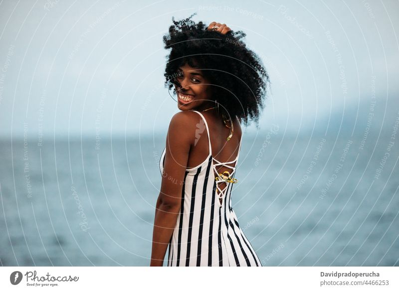 Frau an einem vulkanischen Strand ethnisch Insel Seeküste schön Santo Antão Lächeln Afrikanisch Kap Verde Feiertag horizontal Glück schwarz krause Haare