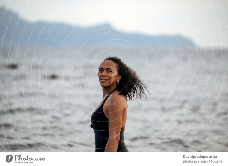 Frau im Bikini an einem vulkanischen Strand ethnisch Insel Seeküste Badebekleidung schön Santo Antão Lächeln Afrikanisch Kap Verde Feiertag horizontal Glück