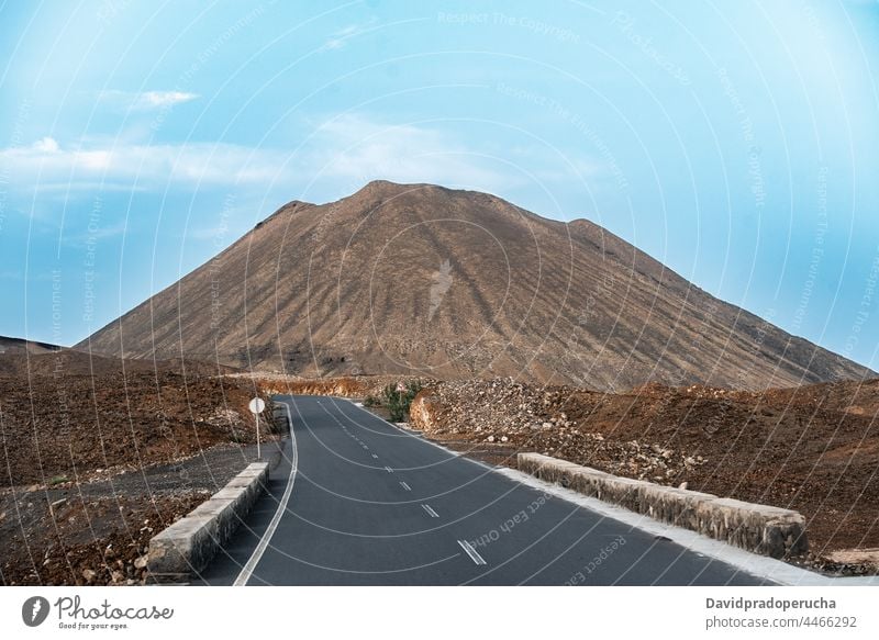 Leere Landstraße und Berg gegen blauen Himmel Autobahn Straße Berge u. Gebirge Landschaft reisen Ausflug Reise Santo Antão Kap Verde Cabo Verde Afrika
