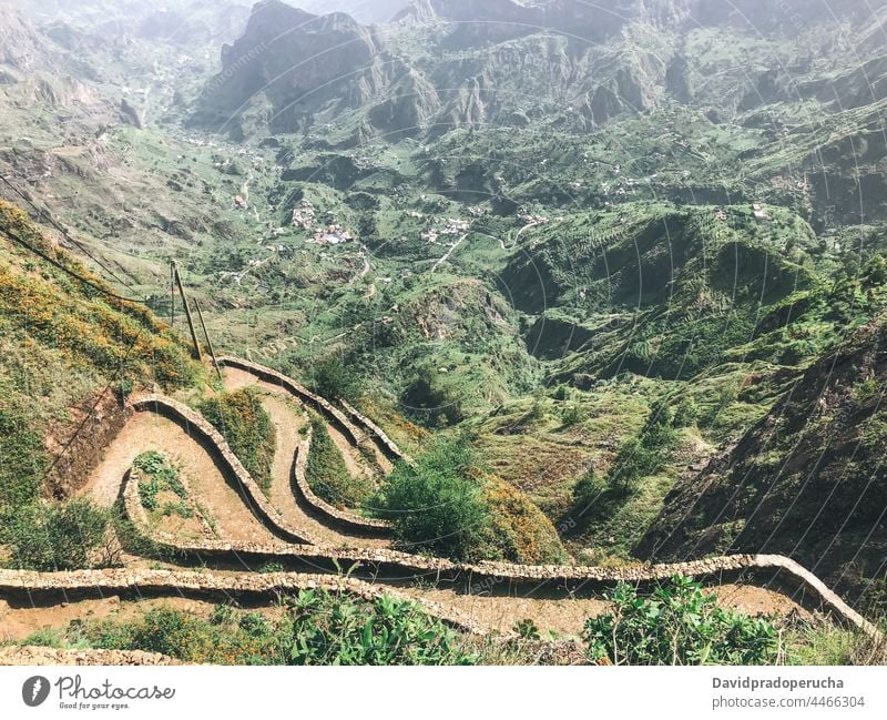 Berglandschaft mit kurvenreicher Straße Berge u. Gebirge Landschaft Tal Felsen geschlängelt Ausflug Santo Antão Kap Verde Cabo Verde Afrika Berghang Weg reisen