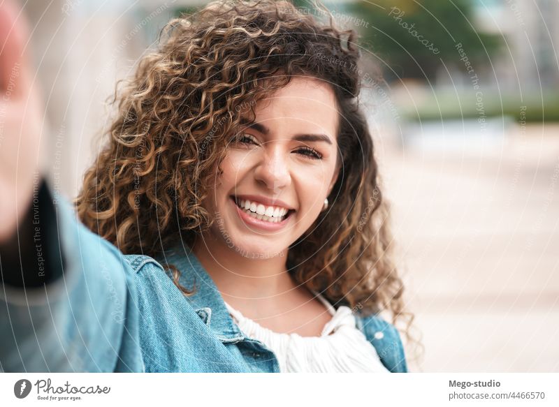 Junge lateinamerikanische Frau macht Selfies im Freien auf der Straße. jung Latein urban Großstadt Porträt Lifestyle lässig Lächeln posierend eine reisen
