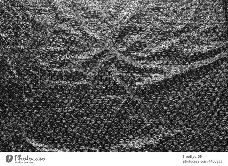 Luftpolsterfolie Kunststoff Textur gegen schwarzen Hintergrund Schaumblase umhüllen Textfreiraum Paket unheimlich dunkel Stimmung eingeschlossen durchsichtig
