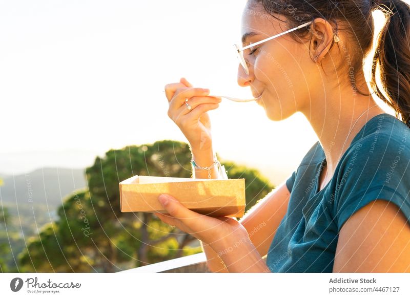 Crop-Frau genießt leckere Waffeln gegen Berge im Sonnenschein essen Dessert Leckerbissen Sahne gepeitscht süß Imbissbude Berge u. Gebirge Kasten Löffel genießen