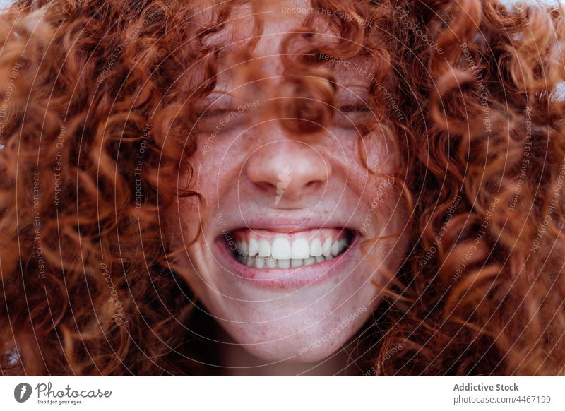 Fröhliche rothaarige Frau mit geschlossenen Augen Lachen Spaß Menschliches Gesicht Freude Glück Rotschopf Optimist krause Haare Augen geschlossen Porträt