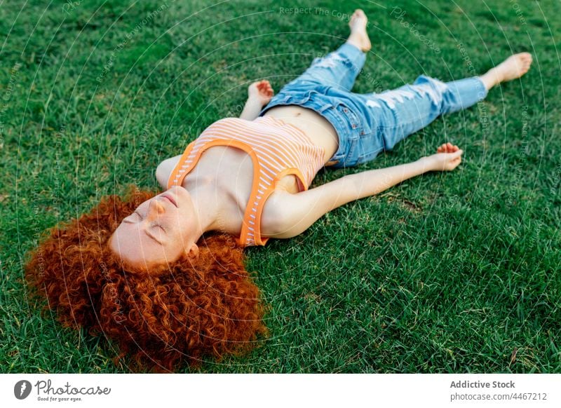 Entspannte Frau auf einer Wiese liegend schlafen Mittagsschlaf sich[Akk] entspannen friedlich ruhig ruhen Harmonie Gras Rasen Augen geschlossen Gelassenheit