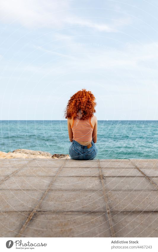 Rothaarige Frau bewundert kräuselndes Meer von der Küste aus bewundern MEER Freiheit Ausflug Stauanlage sich[Akk] entspannen Feiertag Horizont Strandpromenade