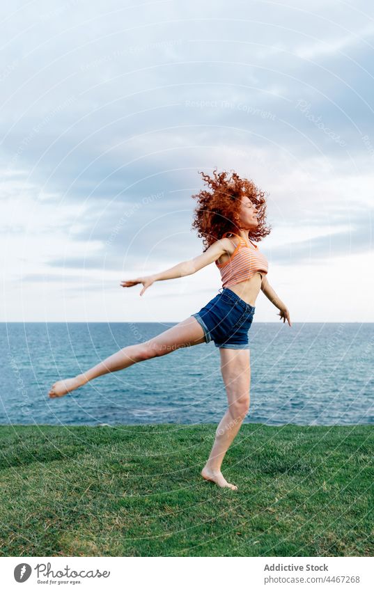 Anmutig tanzende Frau am grasbewachsenen Meeresufer Tänzer Ballerina MEER Körperhaltung Aktion passen beweglich Glück Küste Tanzen Freiheit über der Erde