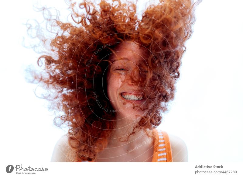Fröhliche rothaarige Frau schaut in die Kamera Lachen Spaß Menschliches Gesicht Freude Glück Rotschopf Optimist krause Haare Porträt expressiv Spaß haben