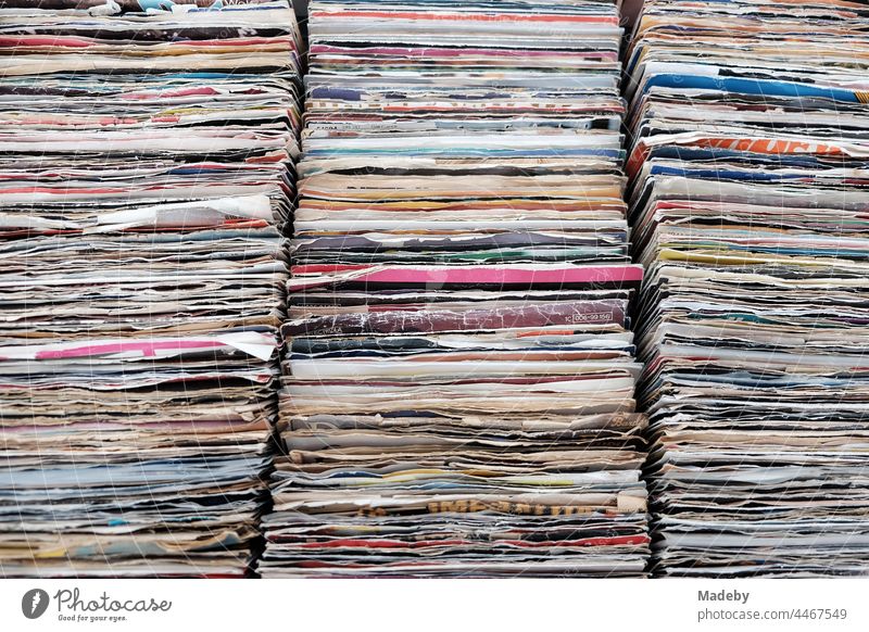Alte Vinyl Schallplatten und Singles in zerfransten bunten Papierhüllen auf dem Flohmarkt bei den Golden Oldies in Wettenberg Krofdorf-Gleiberg bei Gießen in Hessen
