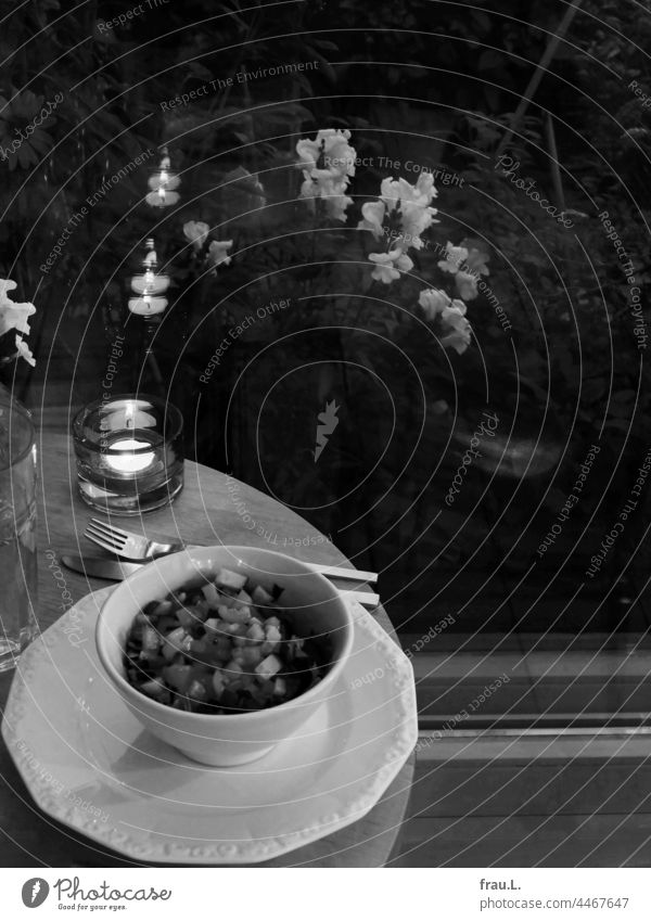 Abendessen Dachterrasse Pflanzkasten Löwenmäulchen Terrasse Balkon Fenster Tisch Salat Teller Schale Besteck Essen Teelicht Spiegelung