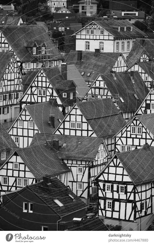 Ansicht des Alten Flecken in Freudenberg mit einer Siedlung aus dicht aneinander gebauten Fachwerkhäusern Fachwerkarchitektur Siegerländer Siegerland