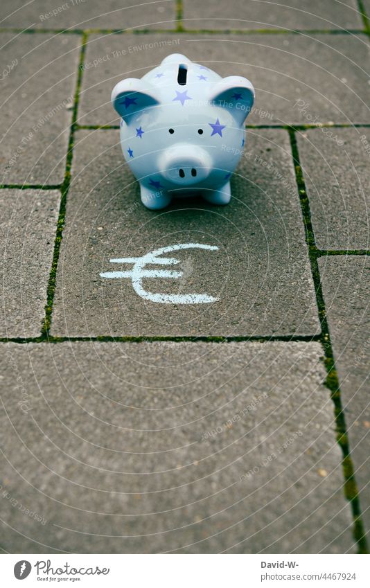 Sparschwein und Eurozeichen - € sparen Spardose Geld Armut Rücklagen Zukunft konzept Finanzen sparsam Kreide