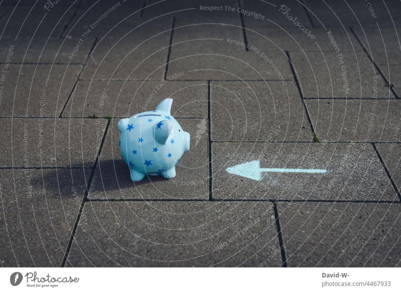 Sparen - Pfeil zeigt auf ein Sparschwein Spardose sparen Schulden Bargeld Rücklagen Armut Geld deuten zeigen