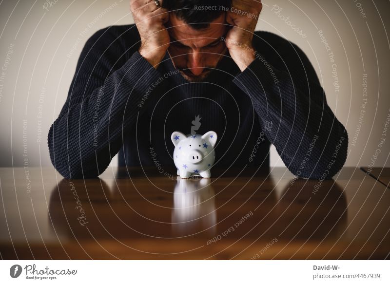 Sparschwein und Finanzen - Unsicherheit und Kopfzerbrechen eines Mannes Zukunftsangst kopfzerbrechen Ersparnisse Spardose Geld Schulden Angst Ängste Krise